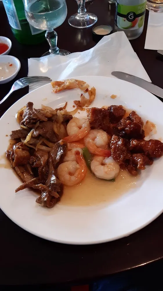 Poulet Boeuf Et Scampis À l'Ail